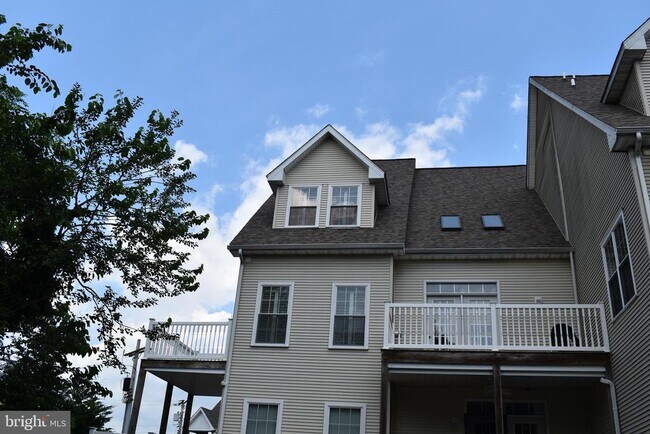 Building Photo - 204 Seneca Way