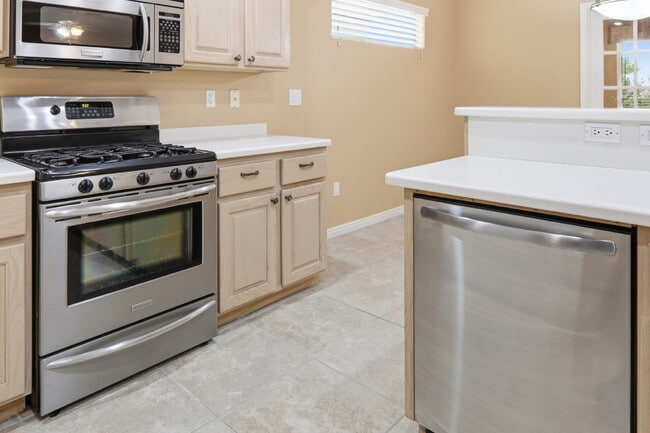 Building Photo - Discover comfortable single-story living in this inviting 3-bedroom, 2-bathroom home offering 1,7...
