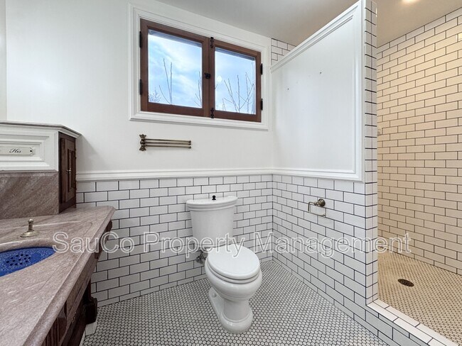 Building Photo - 1980 SW Terrace Dr