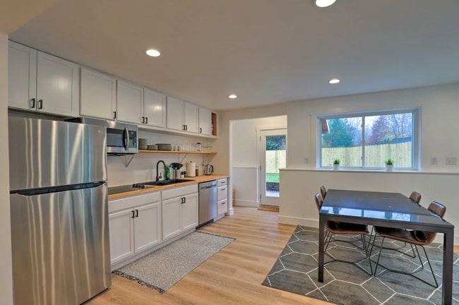 Building Photo - Black Mountain Furnished Lower Level Apart...