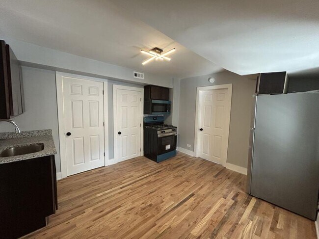 Primary Photo - 2 bedroom in Chicago IL 60618