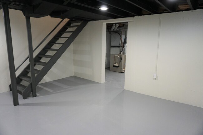 Building Photo - 340 Parkview Dr