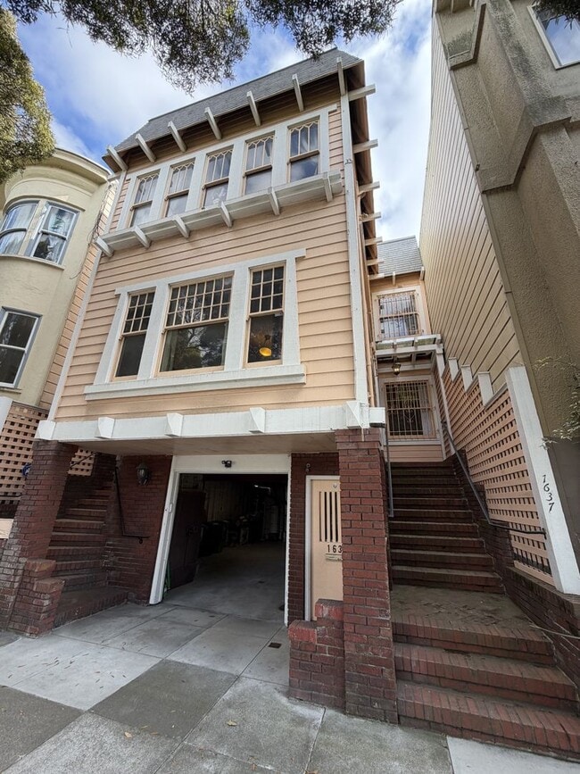 Building Photo - 1637 Lake St