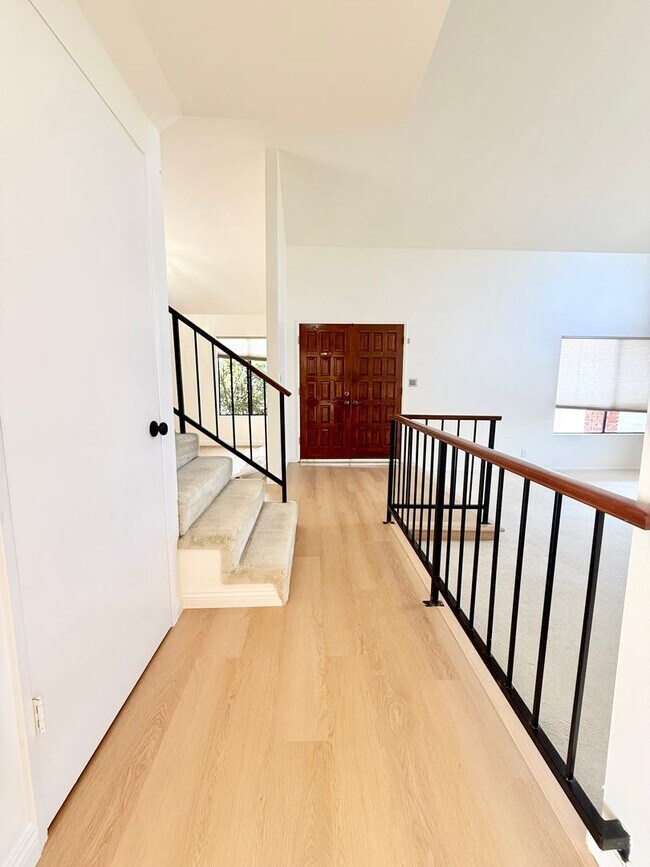 Building Photo - 3Bed/3Bath House Plus Office in South Torr...