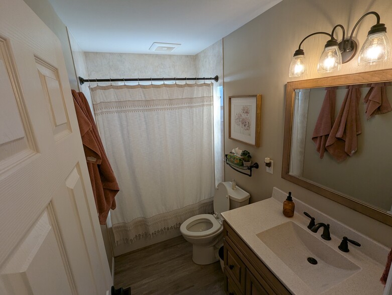 Upstairs Bathroom - 2519 Lelaray St