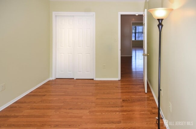 Building Photo - 202 Hidden Village Dr