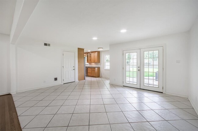 Building Photo - 10915 Cedarhurst Dr