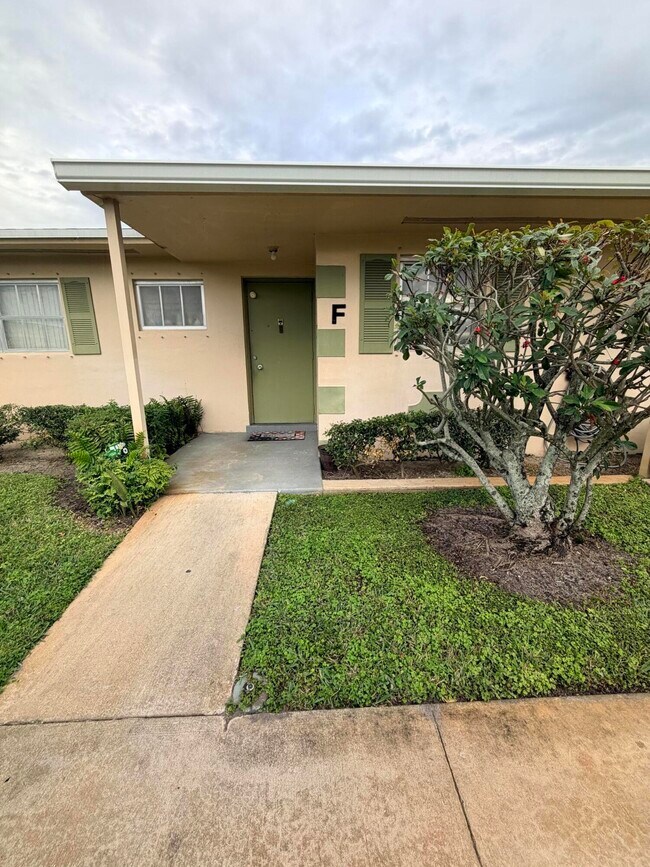 Building Photo - 5443 Cresthaven Blvd