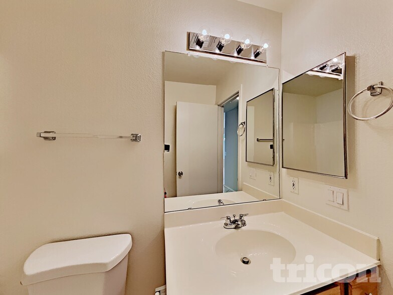 Building Photo - 2031 S Alicia