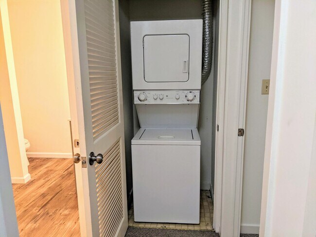 Building Photo - Spacious 2 Bedroom Apartment in Emmaus!