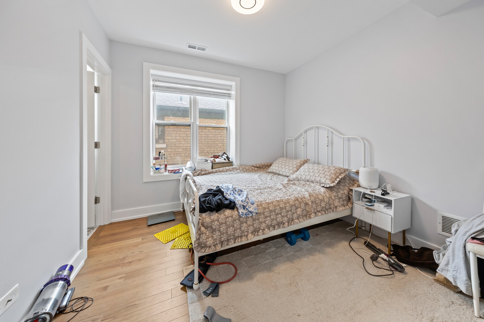 Building Photo - 2550 W Balmoral Ave