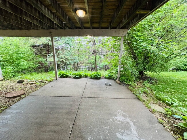 Building Photo - 9120 Trotters Ln