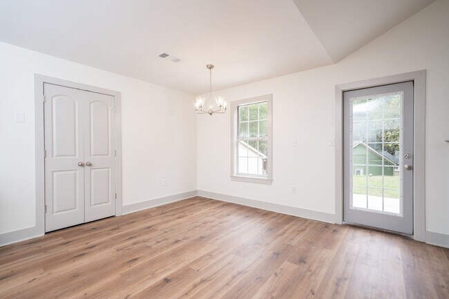 Building Photo - 3BR/2BA Home