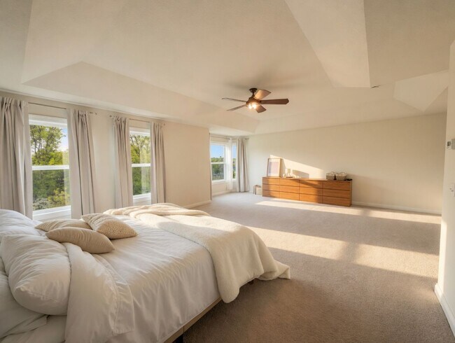 Building Photo - Beautiful 5bed 4bath Home, Nestled in a Prime Plymouth Neighborhood