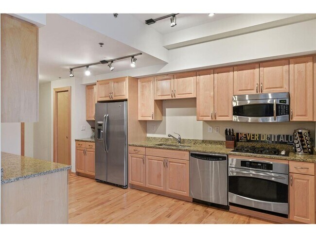 Building Photo - 215 10th Ave S