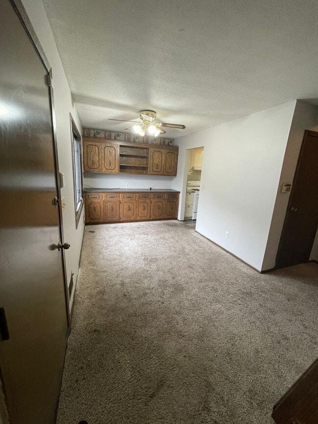 Building Photo - Spacious 3 BR / 2 BA Townhouse w/ Walkout ...