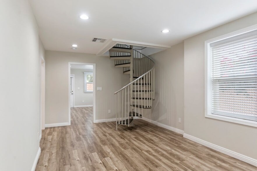 Building Photo - 744 Onarga Ave