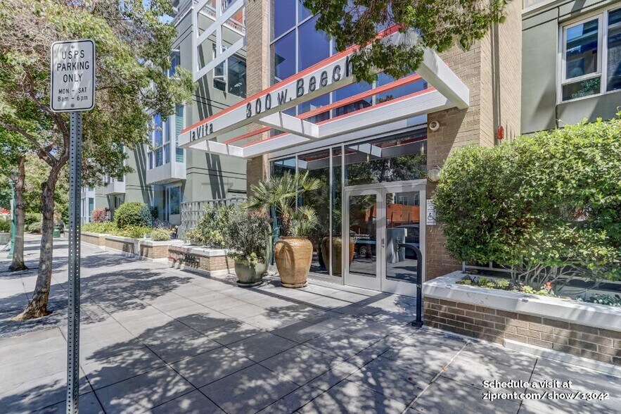 Building Photo - 300 W Beech St