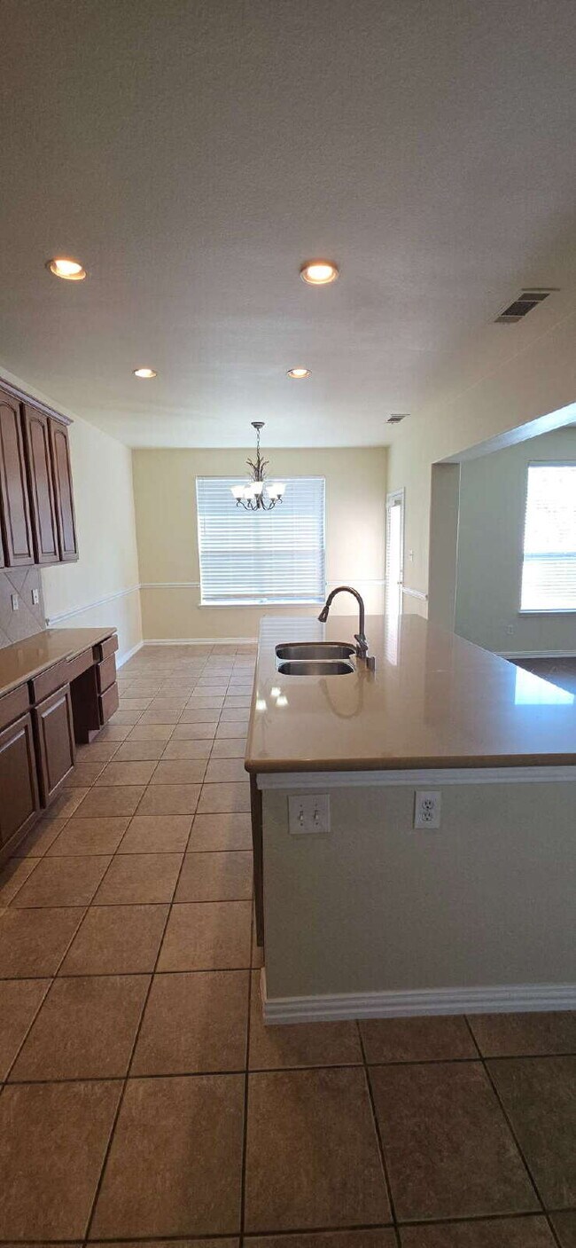Building Photo - Expansive Mansfield Home with 5 Bedrooms, ...