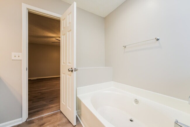 Building Photo - 2032 Lown Farm Ln