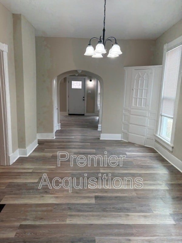 Building Photo - 404 E 8th St