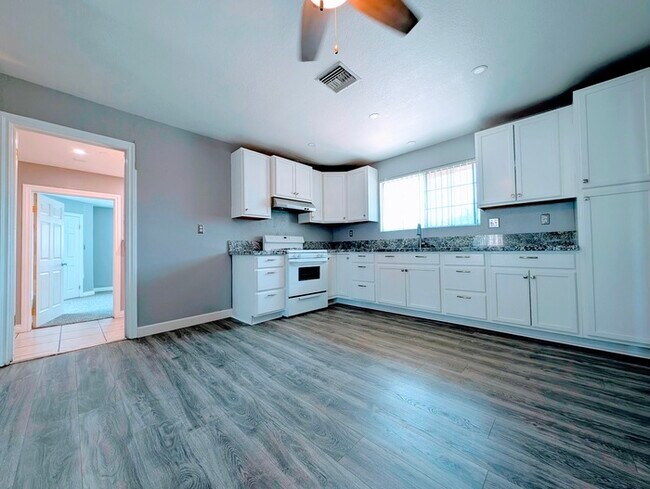 Building Photo - 4 bed with Dual master bedrooms and Solar ...