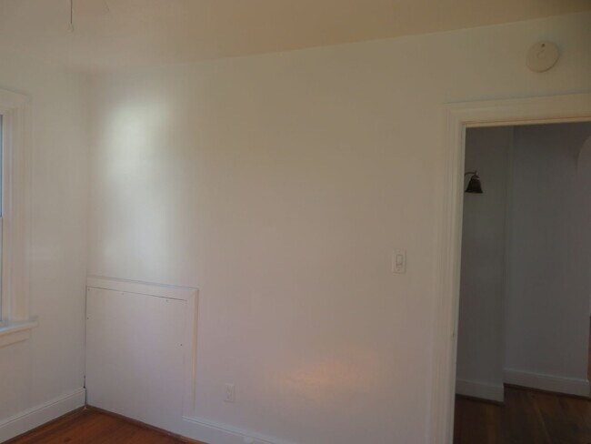 Building Photo - Colonial Heights