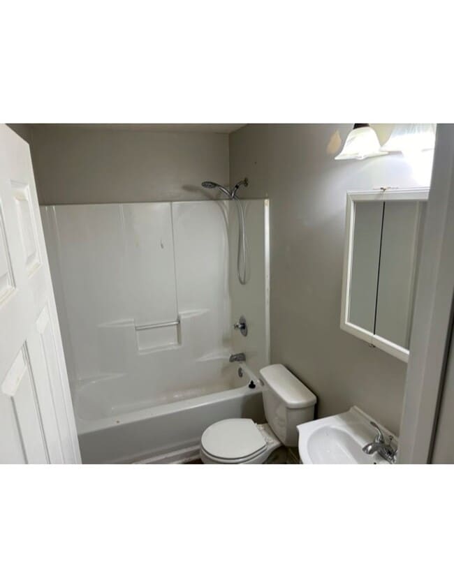 Building Photo - Downtown Beauty!