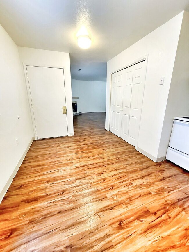 Building Photo - Perfect 3 bed 2 bath with gas Fireplace