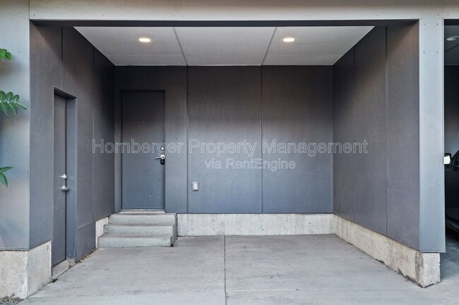 Building Photo - 1860 N Hamilton St