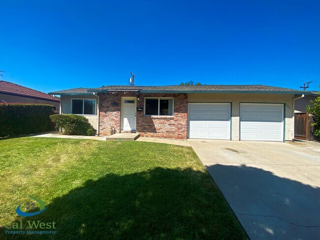 Building Photo - $3195 - Remodeled 2Bed/1 Bath Duplex in th...
