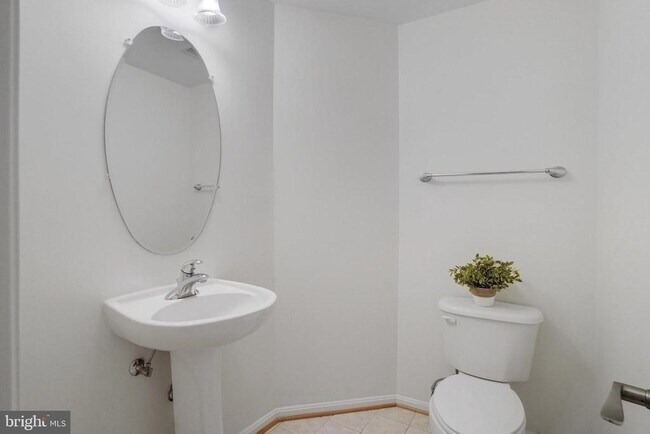 Building Photo - 4684 Carisbrooke Ln