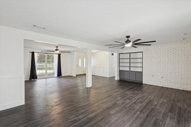 Building Photo - MOVE-IN READY! (Pet Friendly)