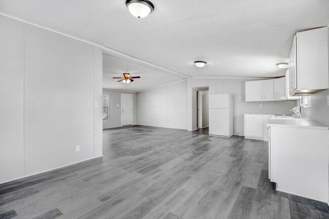 Building Photo - SPACIOUS 3 BR | 2 BA Manufactured Home in Pikeville