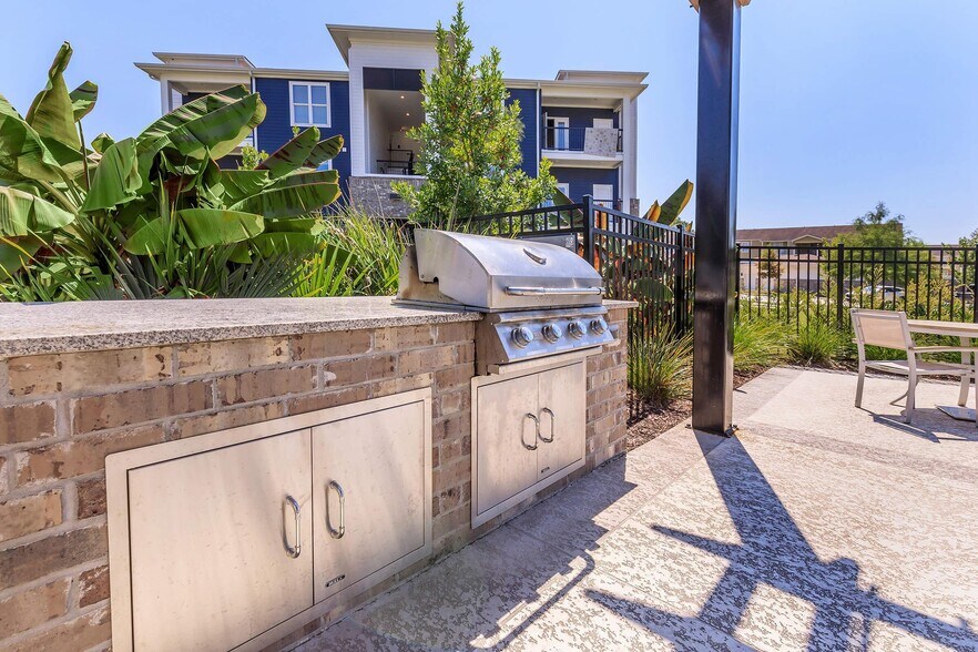 Building Photo - 1499 Central Park Blvd