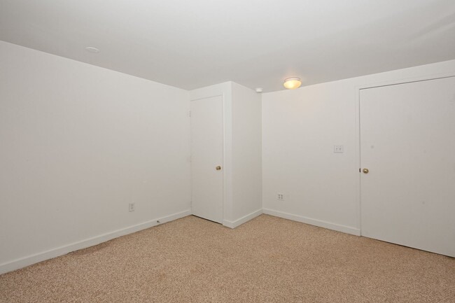 Building Photo - 3 Bedroom Home in Rainer Beach - Beautiful view over Lake Washington