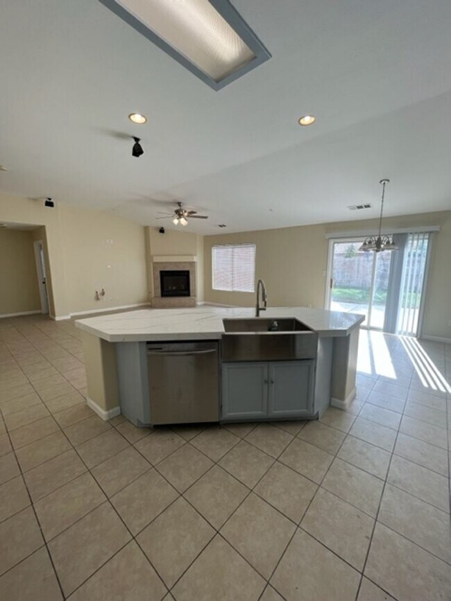 Building Photo - Southwest Bakersfield 4 Bedroom Home