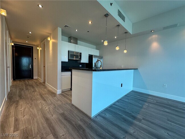 Building Photo - 4575 Dean Martin Dr