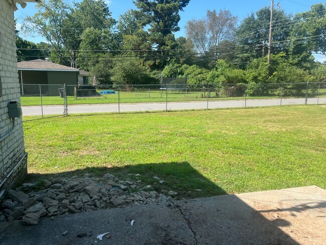 Building Photo - Spacious 4 bedroom 1.5 bath house