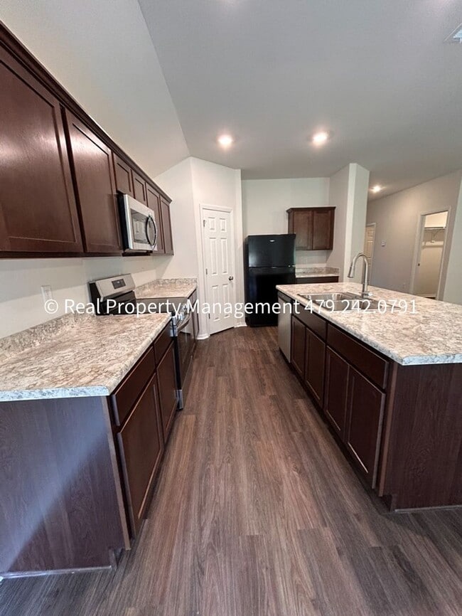 Building Photo - 10640 Cedar Wy