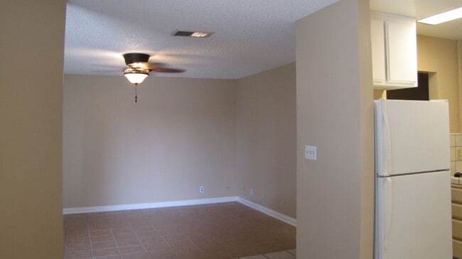 Building Photo - Oildale Home