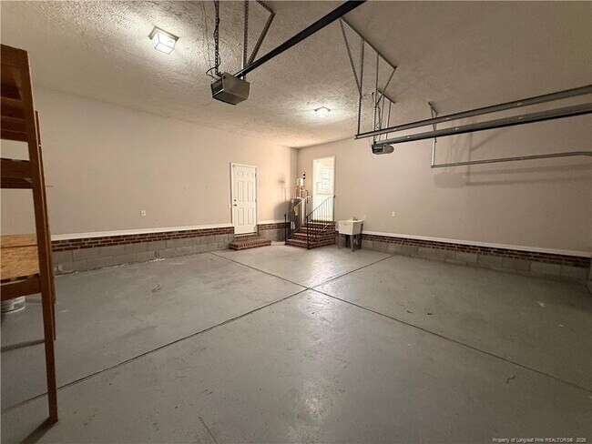 Building Photo - 2402 Larwood Dr