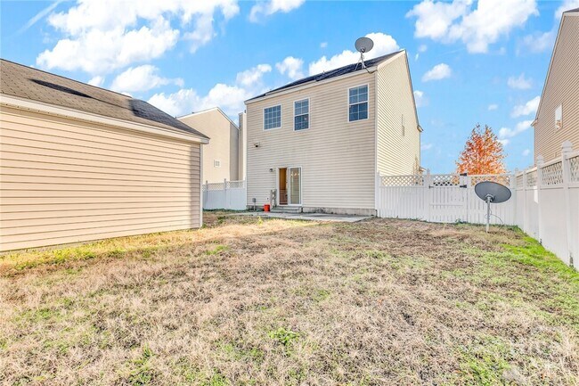 Building Photo - 16 Bushwood Dr