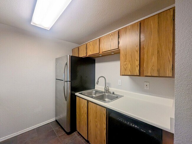 Building Photo - 2Bd/1.25Ba Shoreline Condo