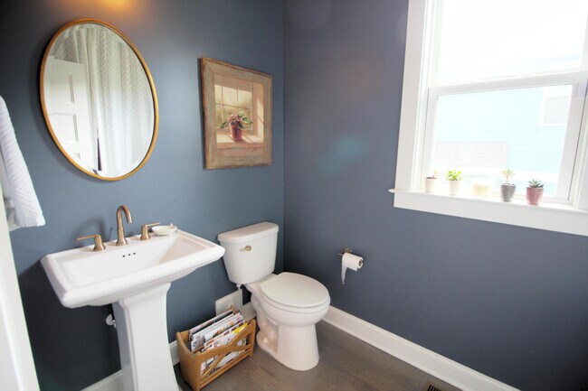 Building Photo - Charming 3 bedroom 2.5 bath home in incredible Durham location, with a massive fenced in yard!
