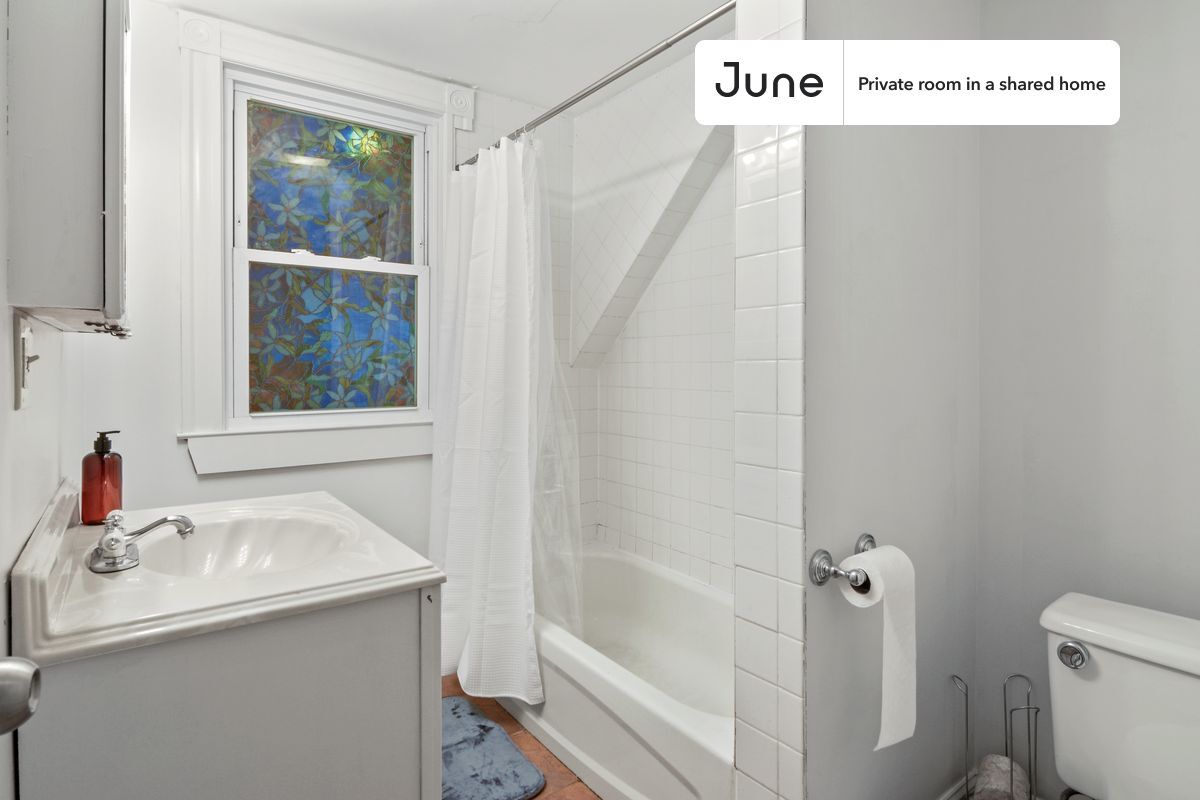 Building Photo - Room in Shared 6 bed/1.5 bath home