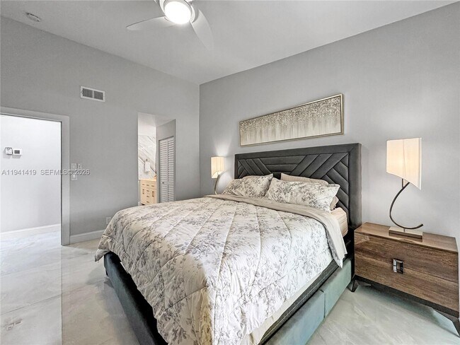 Building Photo - 1977 SW 15th St