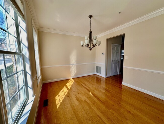 Building Photo - 917 Crestfield Dr