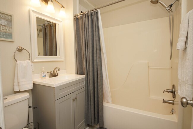 Building Photo - 37 Magnolia Ave SE