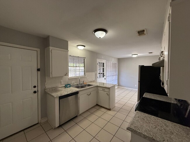 Building Photo - Completely Remodeled 3 bedroom 2 bath, 2 Car Garage AVAILABLE NOW!